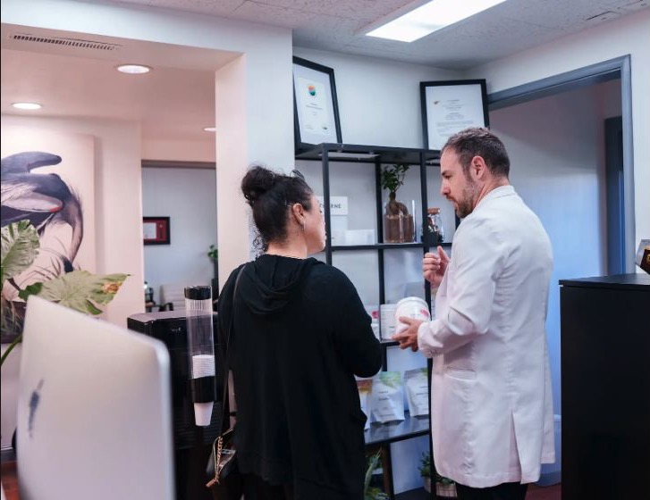 Iván Vela listening to a patient inside the MedSpañol clinic