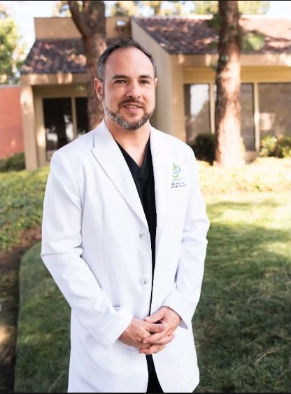 Iván Vela outside the MedSpañol clinic